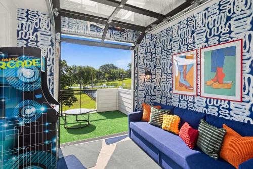 Eighth Avenue House | 2 Adjacent Gem Great for Big Groups 8th Ave S