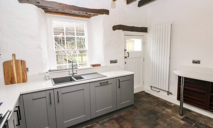 Dinas Cross Cottage | 2 ASHGROVE, pet friendly, character holiday cottage in Dinas Cross