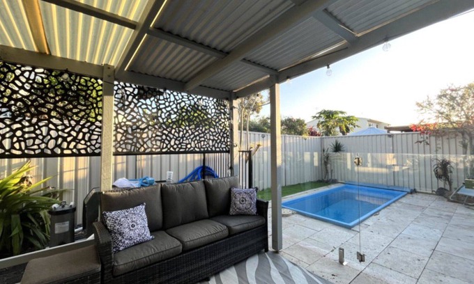 Currimundi House | 2 Avenel Villas Four - pet friendly + pool!