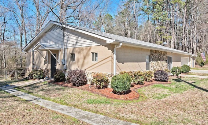 Kannapolis House | 2 bd/1ba goat & chicken 1-acre homestead getaway