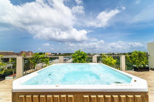 Villa Juarez House | 2 BD Suite with Balcony, Gym, Rooftop Pool, Hot Tub