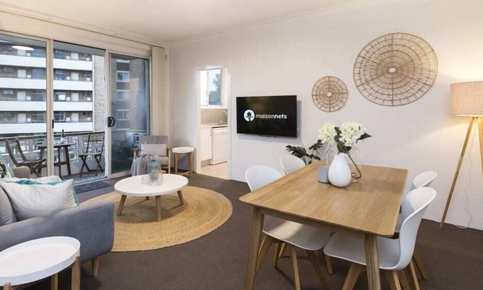 Neutral Bay Apartment | 2 Bdrm Apt with Balcony & Parking, Close to Shops