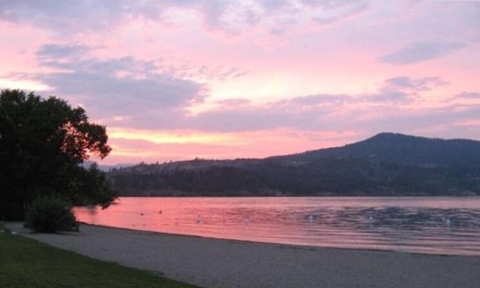 Central Okanagan Condo | 2 BDRM CONDO ON WOOD LAKE- LAKEFRONT -Long term availability September to June