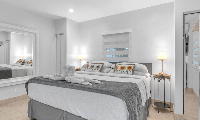 Lauderdale-by-the-Sea Apartment | 2 - Beach Suite at Hotel Seacrest