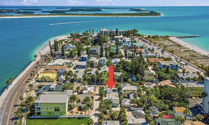 Pass-a-Grille Villa | 2 Bed/1 Bath Villa in Historic Pass-A Grille. Walk to the beach and shops!