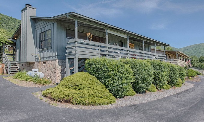 Stoney Ridge Cottage | 2 Bed 2 Bath Close to Town & Skiing, Spectacular Views, Paved Access, WIFI