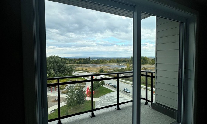 Ottawa Division Condo | 2 bed 2 bath Furnished Monthly Rental