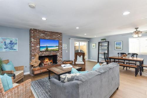 Santa Ana Heights House | 2 Bed 2 Bath Jacuzzi Home with Parking on 51st St