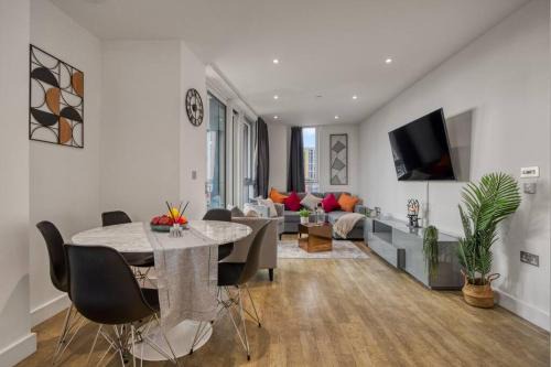Vauxhall Apartment | 2 Bed & 2 Bath Next to Nine Elms Station - Zone 1