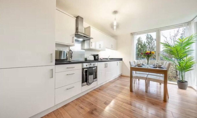London Borough of Hounslow Apartment | 2 Bed-2 Bath-sleeps 6-free Parking-free Gym Access -wifi