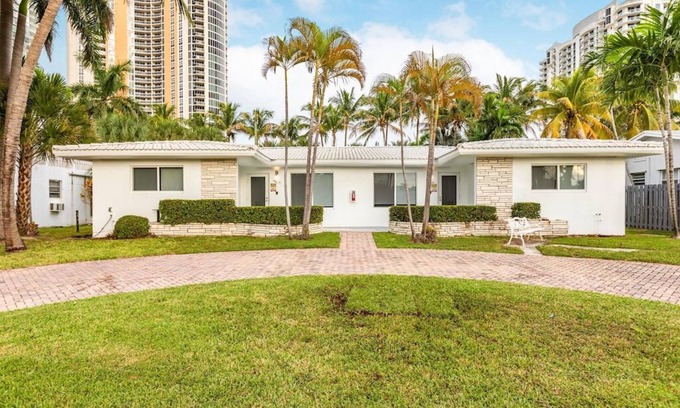 Sunny Isles Beach Ski Chalet | 2 bed 2 bath Beach 1 min walk SEPT Book 3 Nights 100 OFF