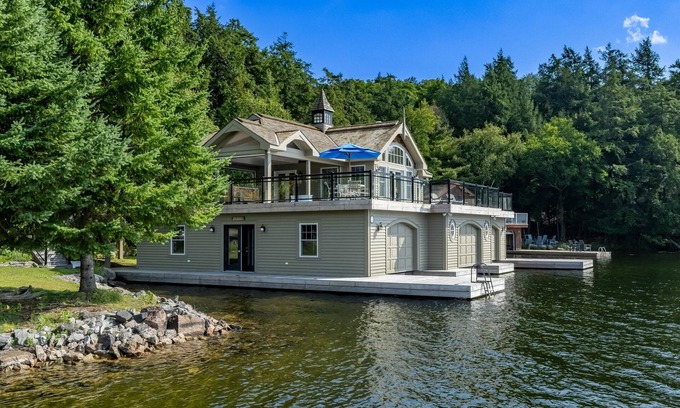 Port Carling Cottage | 2 bed 3 bath boathouse plus bunkie on a beautiful Lake Rosseau frontage!