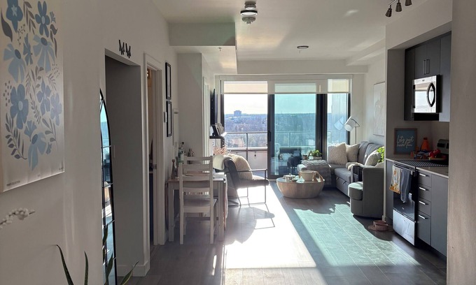 Hull Apartment | 2-bed apartment in beautiful Ottawa/Gatineau-WiFi, AC, pets welcome