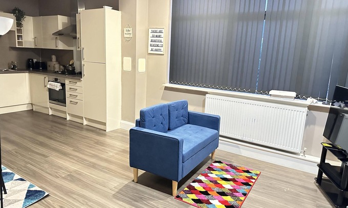 Dudley Apartment | 2 Bed Apartment - Sleeps 4 - Wifi - Parking