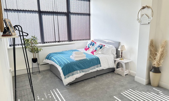 Dudley Apartment | 2 Bed Apartment - Sleeps 4 - Wifi - Parking