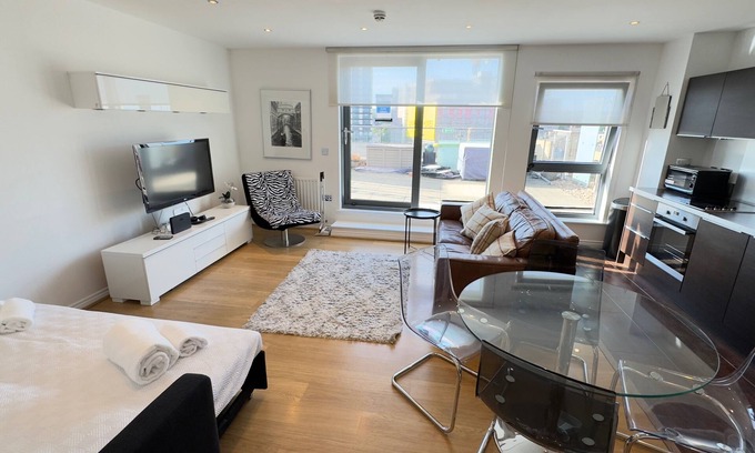 Camden Town with Primrose Hill Apartment | 2-bed Apt, Sleeps 7, 5 Mins to Camden Market
