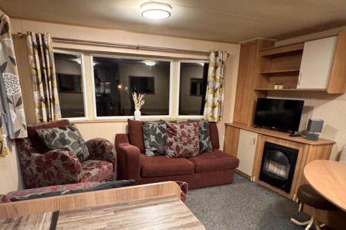 Towyn Ski Chalet | 2 Bed Caravan on Lyons Winkups Sleeps 6
