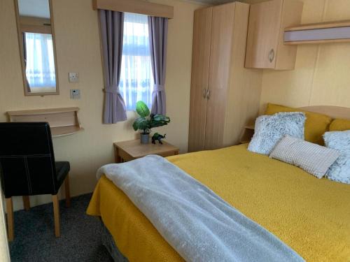 Skegness Ski Chalet | 2-Bed Caravan - Sleeps 6 - Parking & Veranda