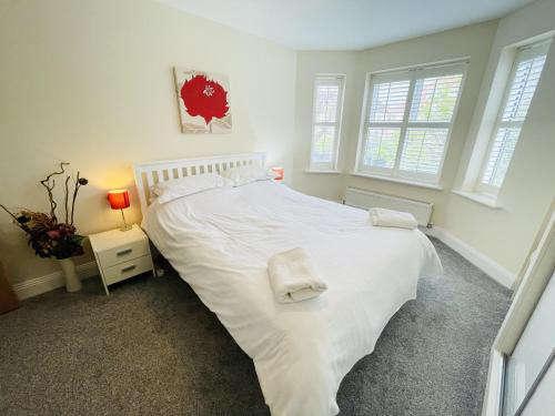 Southbourne Apartment | 2-Bed Coastal Retreat - Sleeps 4 & Parking