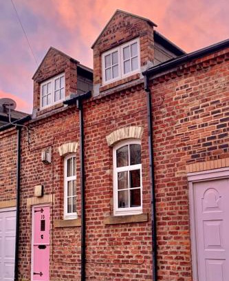 Tynemouth House | 2 Bed Cottage - Sleeps 4 - Wifi - Parking