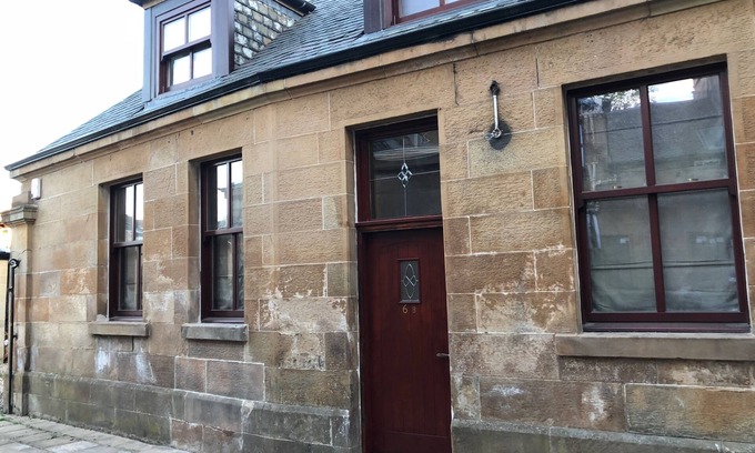 Bellahouston Cottage | 2-Bed Cottage, Sleeps 4, 10 mins to Glasgow Centre