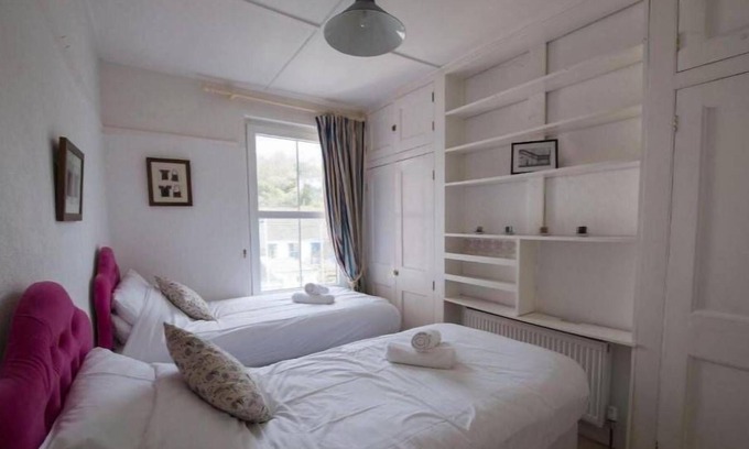 Flushing House | 2 bed cottage, sleeps 6, waterside location, log fire, dogs welcome