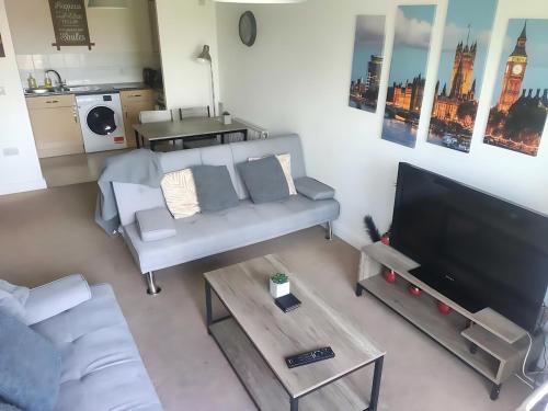 Crawley Apartment | 2 Bed Crawley Apt - Near Gatwick