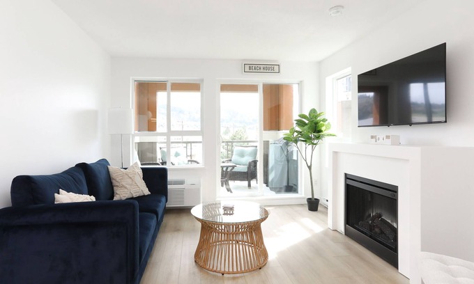 North End Condo | 2 Bed + DEN 2 Bath Downtown Kelowna