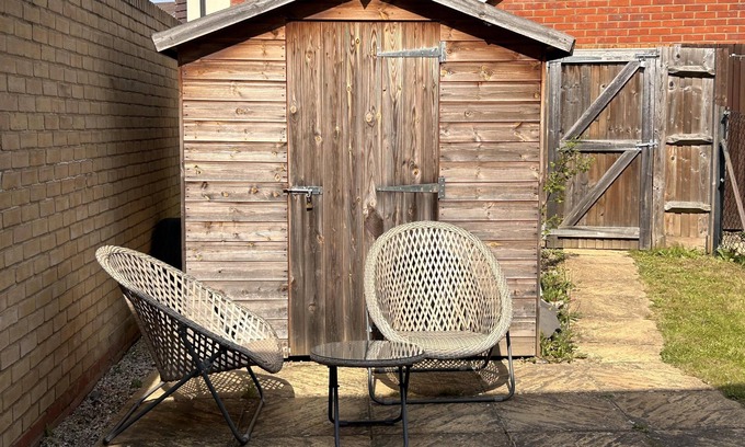 Slough House | 2 Bed End Terrace M4 M25 Heathrow Windsor & London