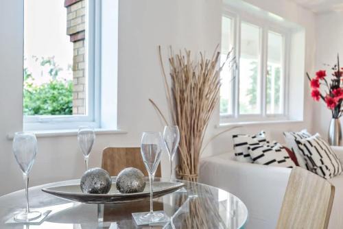 Woolwich Apartment | 2 Bed Flat, Dedicated workspace, Parking, 4KTV