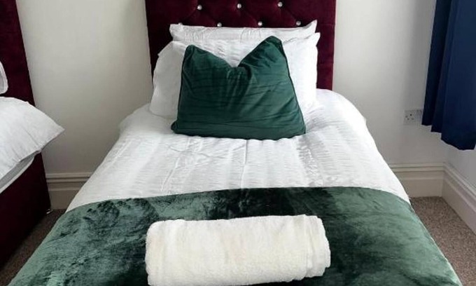 Welford Apartment | 2 Bed Flat - Sleeps 5 - Pets - Parking - Wifi