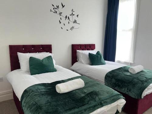 Welford Apartment | 2 Bed Flat - Sleeps 5 - Pets - Parking - Wifi