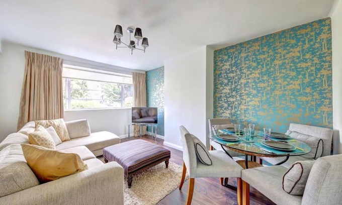 Hampton Wick Apartment | 2 bed flat - SW London with parking