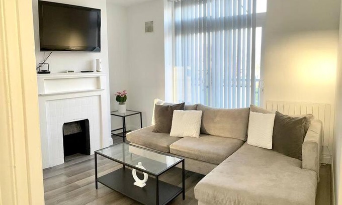 Edmonton Apartment | 2 bed flat with balcony, TV & Great transport