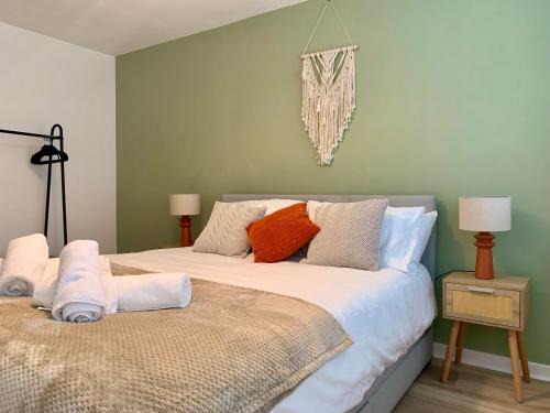 Stroud Green Apartment | 2 Bed Ground Floor, Boho Chic Garden Flat with Parking