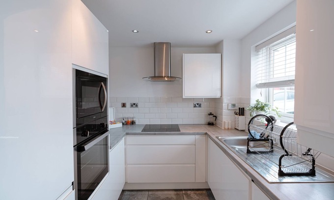 Marston Green House | 2 Bed Home - HS2, NEC, Resorts World & BHX Airport
