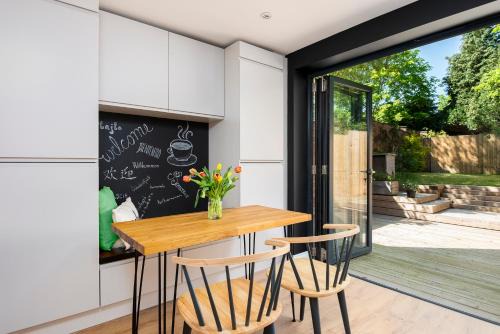 Bracknell House | 2 bed house close to Town Centre