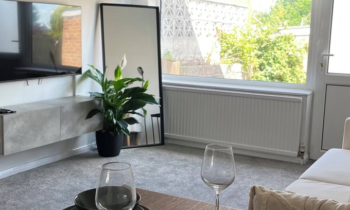 Mapperley House | 2 bed house free parking - discounts for contractors and long stays
