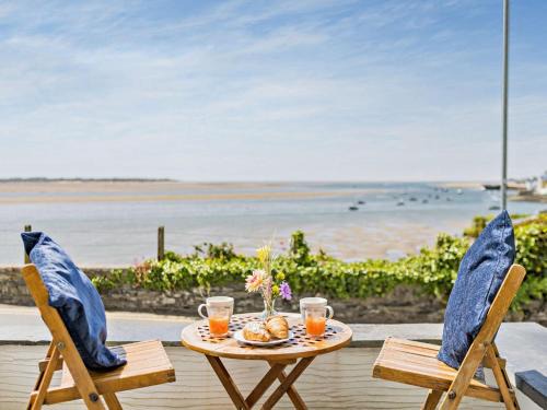Aberdovey House | 2 Bed in Aberdovey DY011