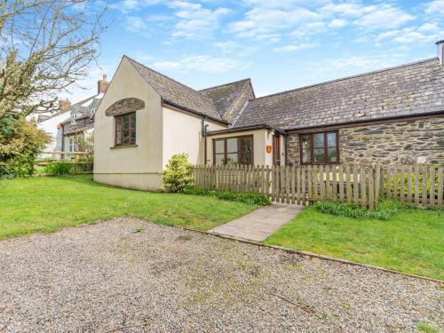 Trefin House | 2 Bed in Trefin 94123