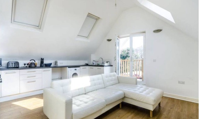 London Borough of Bromley Apartment | 2-Bed Loft Apartment for 5ppl with private parking