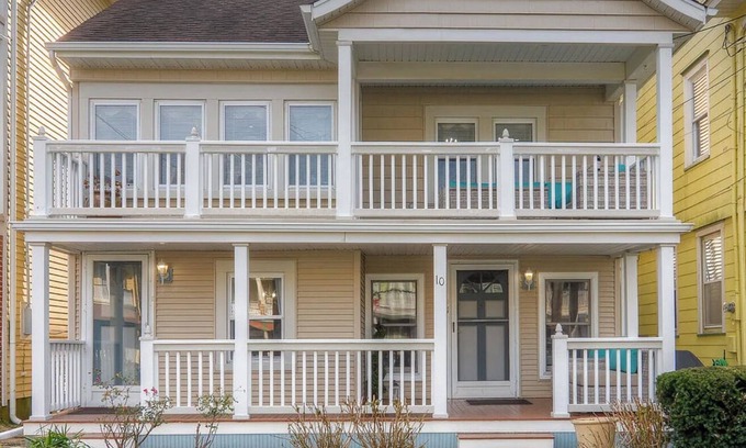 Ocean Grove House | 2-bed Luxury Ground Floor Unit in charming Ocean Grove - steps from beach!