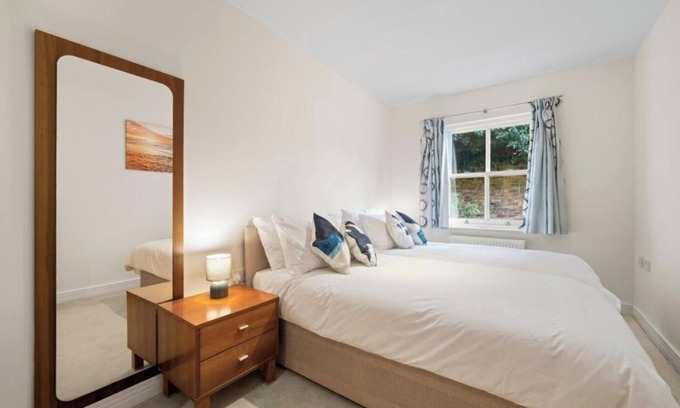West Molesey Apartment | 2 Bed Oasis Apartment & Garden