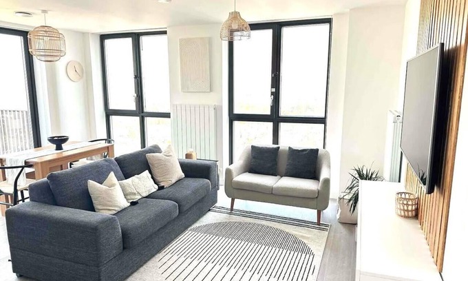 Barking Apartment | 2 Bed Penthouse - Balcony - Smoking - Parking
