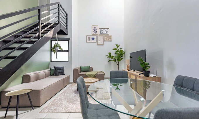 Parkwood Apartment | 2 Bed Penthouse | Perfectly located by Rosebank