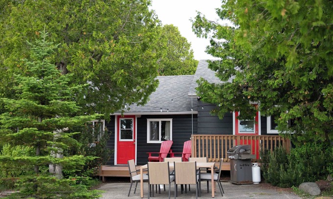 Tobermory Cabin | 2 Bed Renovated Waterfront Cottage | Kayak