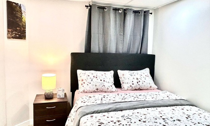 Transcona Apartment | 2 Bed rooms|Private entrance|Free Parking|Self-Check-in into our Upscale Haven.
