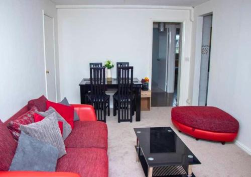Crawley Apartment | 2-Bed Sleeps 4 Comfy For Contractors With Free Parking in Crawley near Gatwick Manor Royal Refurbished