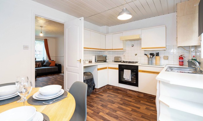 Birmingham House | 2 Bed-sleeps 4-private Garden- Free Parking