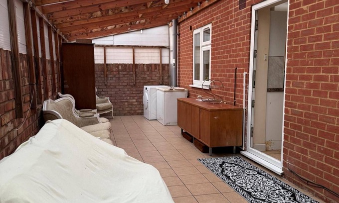 London Borough of Hounslow Apartment | 2 Bed-sleeps 4-private Patio-pets-near Heathrow